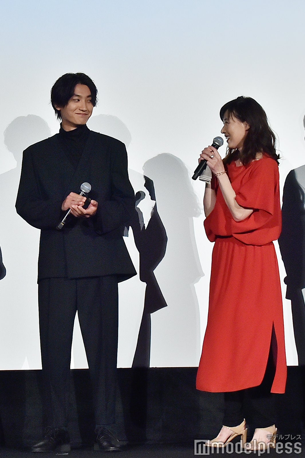 大塚寧々「マロありがとっ」に思わず頬を緩める金子大地（左）（C）モデルプレス