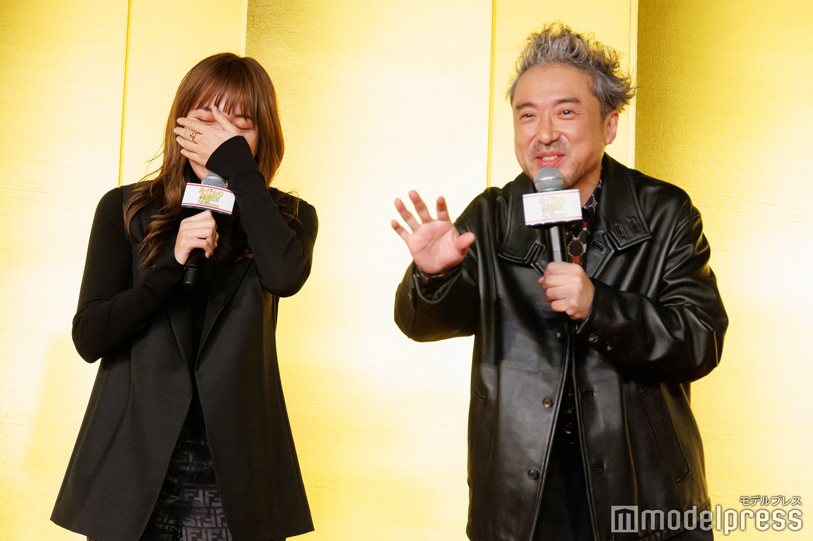 川口春奈、ムロツヨシ（C）モデルプレス