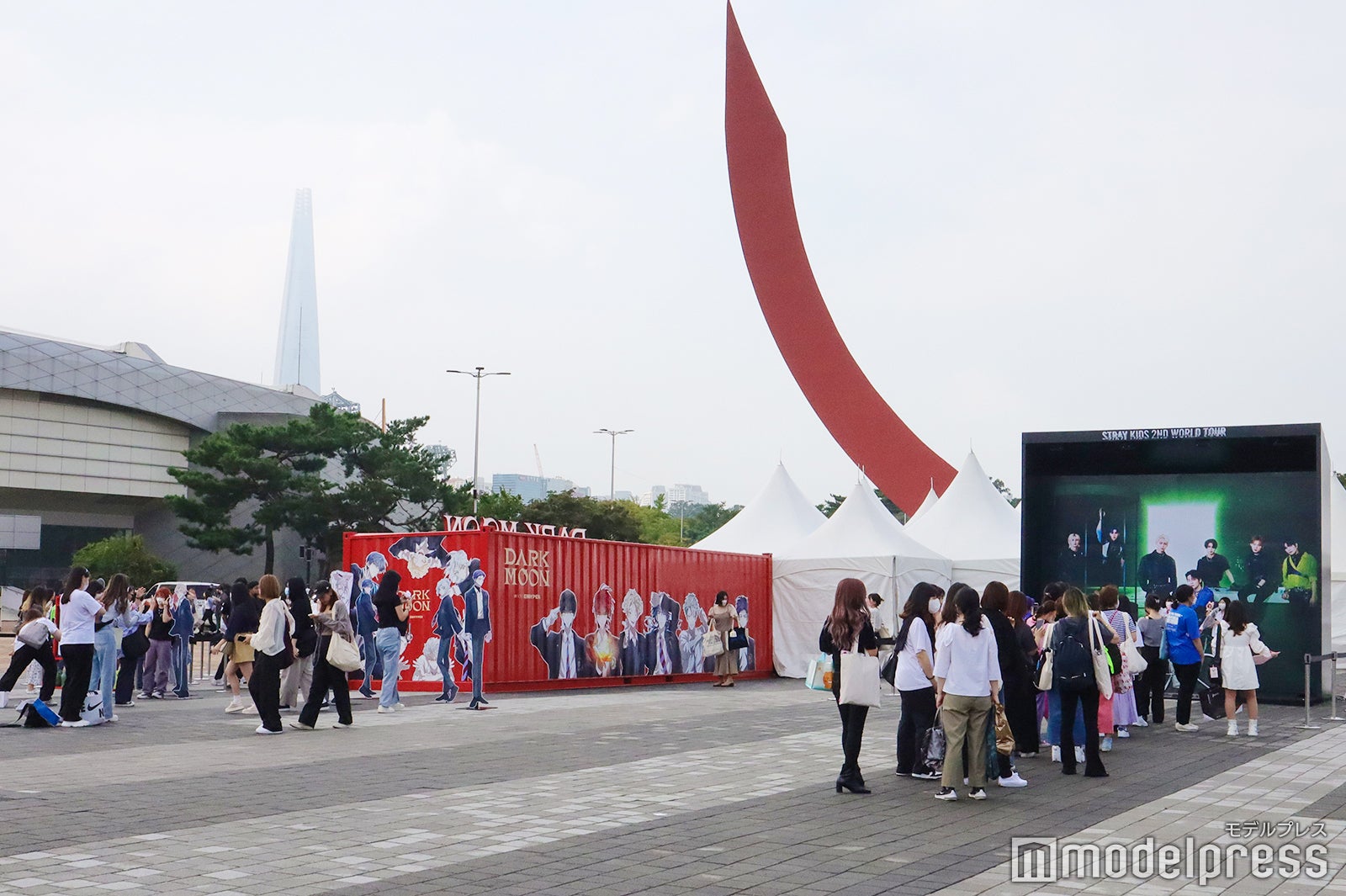 隣り合うENHYPEとStray Kidsのコンサート会場 （C）モデルプレス