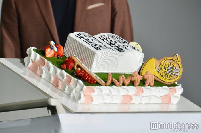橋本環奈に贈られたケーキ(C)モデルプレス