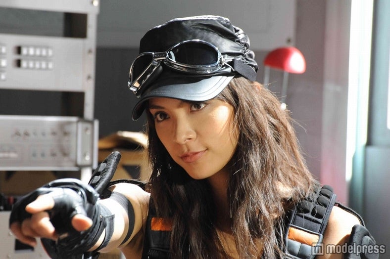 「チームU」リーダーのアンナを演じるAKB48秋元才加／（C）2011「ウルトラマンサーガ」製作委員会