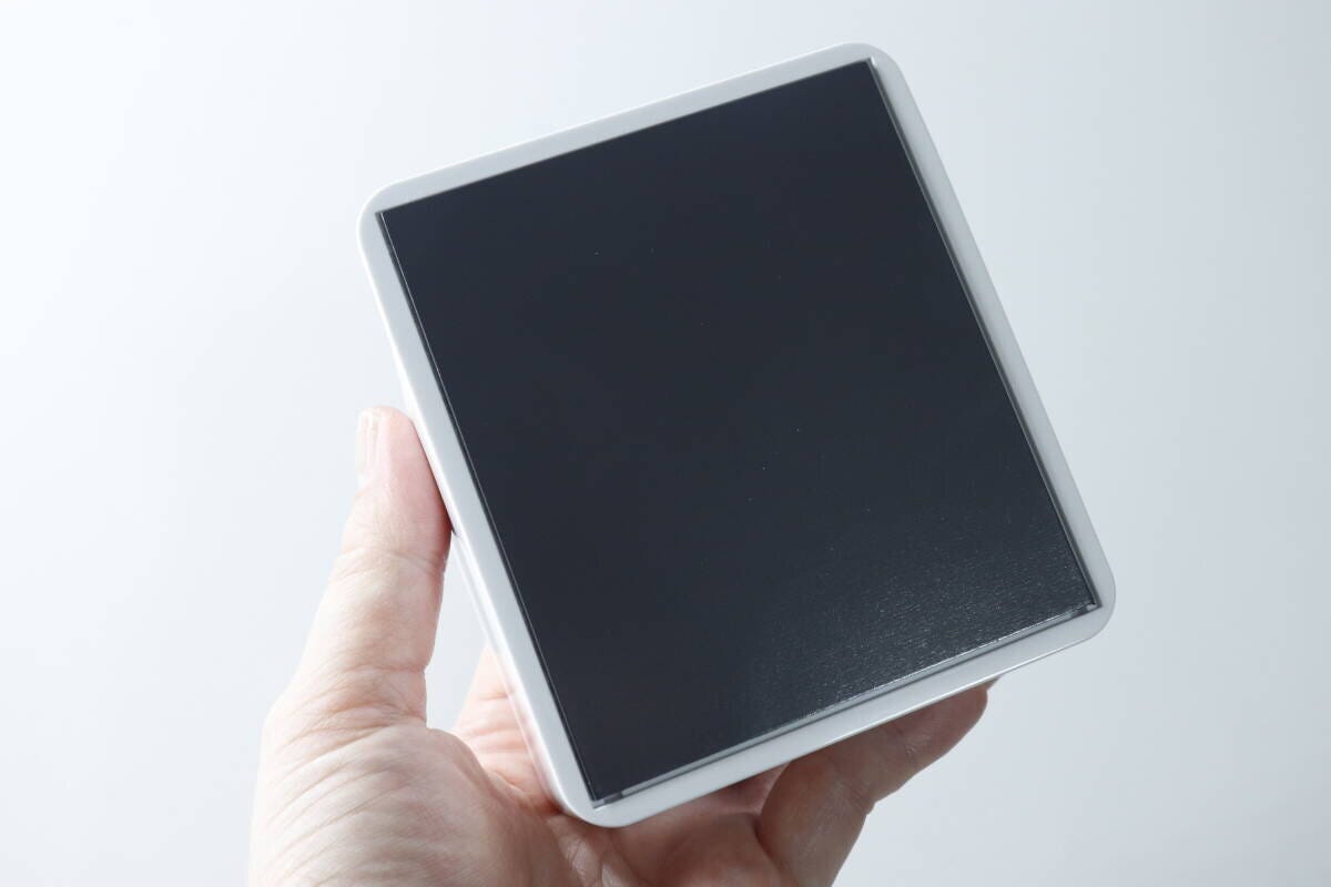 白い歯ブラシチューブスタンドの裏面。全面を覆う大きなマグネットが見える。