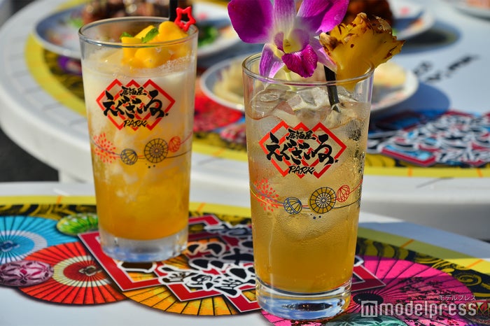 （左から）北人からの贈り物～南国の星空マンゴージュース～¥700、沖縄のティーダを浴びたけんたのシークヮーサーのジンジャー割り¥650（C）モデルプレス