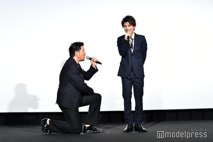 岩田剛典(右)にひざまずく別所哲也(左)(C)モデルプレス