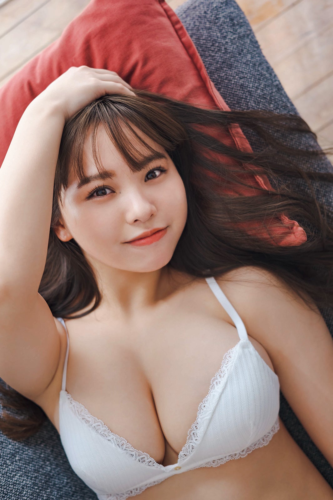 NMB48本郷柚巴、ランジェリー姿で豊満バスト披露