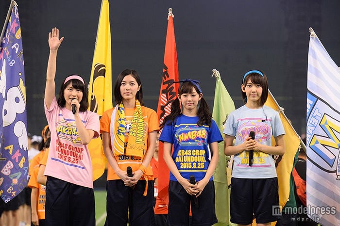 選手宣誓を行った(左から)横山由依、松井珠理奈、渡辺美優紀、宮脇咲良/「第1回AKB48グループ対抗 大運動会」(C)AKS