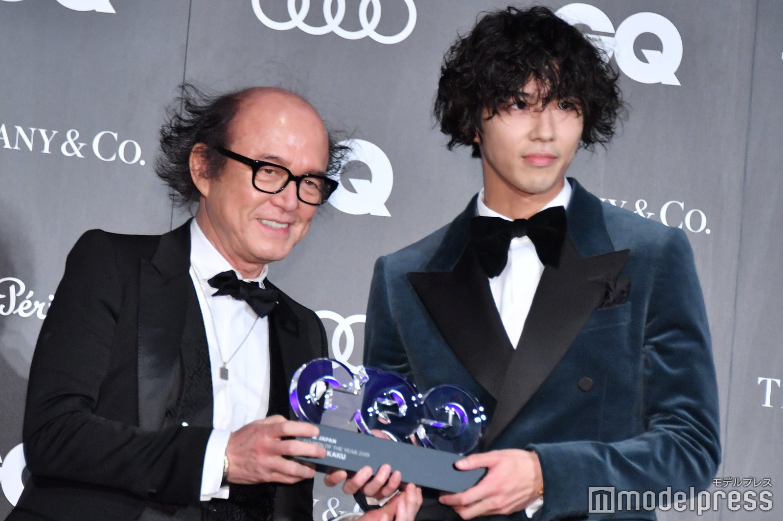 鈴木正文編集長、賀来賢人 （C）モデルプレス