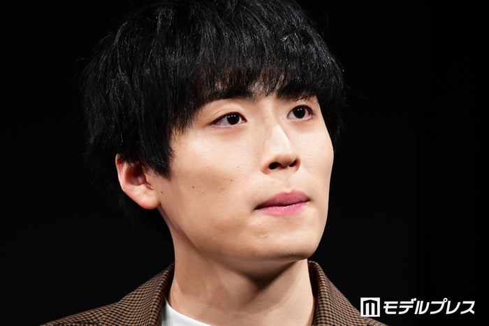 金髪イメチェン話題のレインボー池田直人、証明写真が「韓国アイドルみたい」「イケメンすぎ」と話題