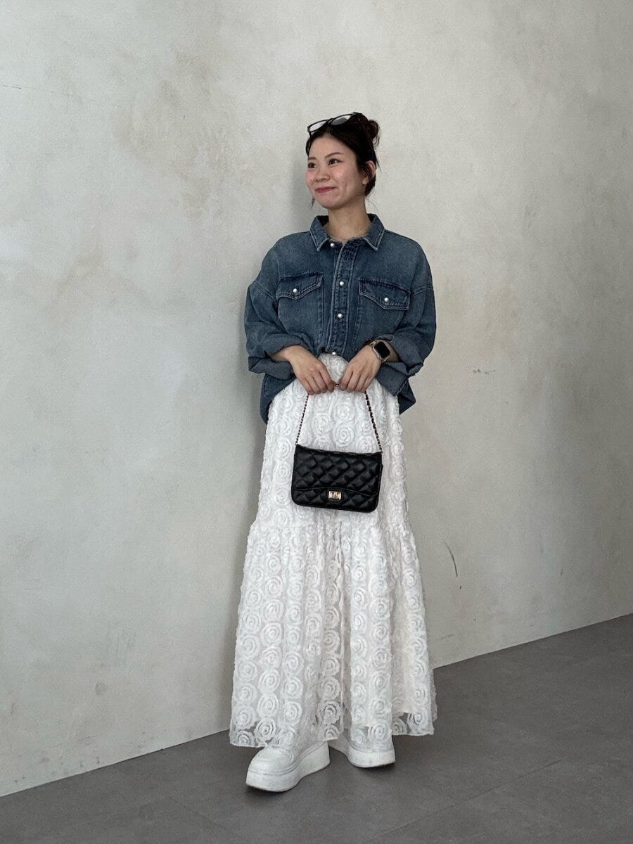 2026春大人女性おすすめ白スニーカー甘辛ミックスコーデ