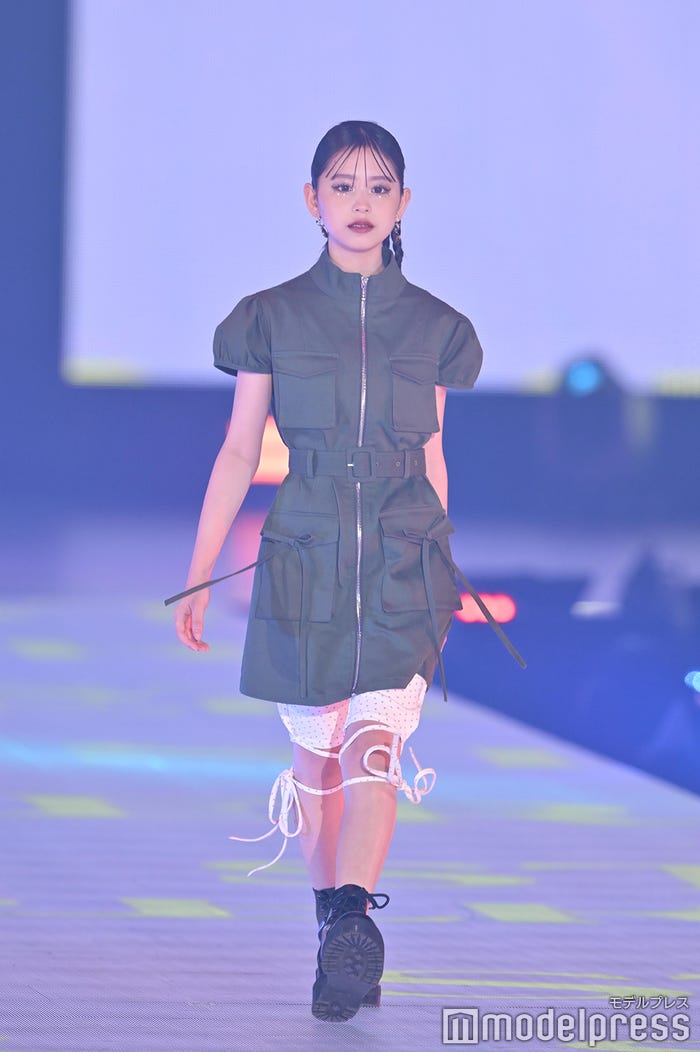 梶原叶渚/ランウェイの様子(C)モデルプレス