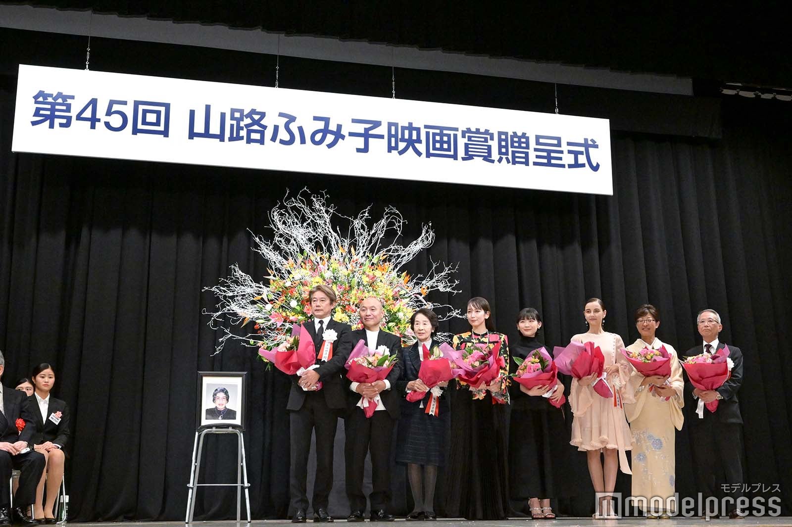 （左から）久保田直監督、湯浅政明監督、香川京子、吉岡里帆、伊藤沙莉、嵐莉菜、平塚千穂子氏、近藤明男監督（C）モデルプレス