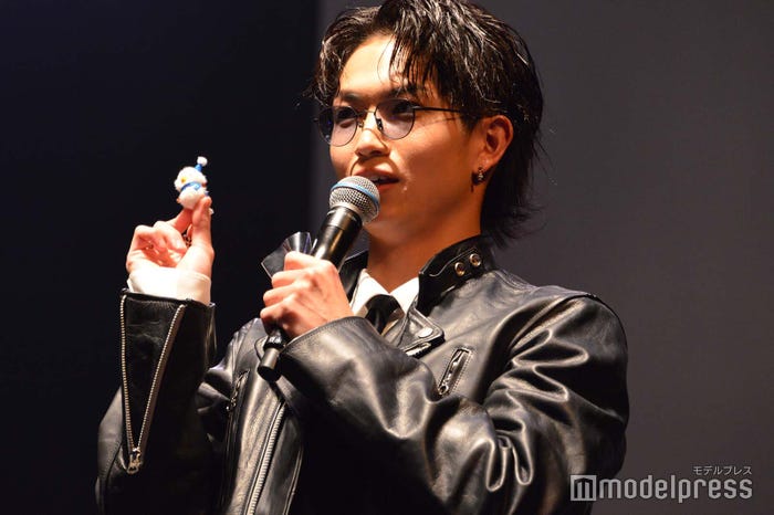 前日に500円かけて取ったマスコットを紹介する綱啓永(C)モデルプレス