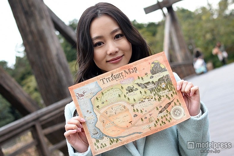 新しい謎解きアイテム“宝の地図”を手に入れる／モデル：阿井莉沙