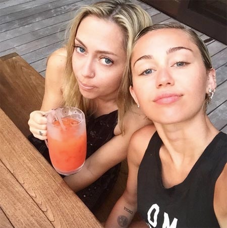 マイリー・サイラス、そっくりな姉とのツーショットを公開