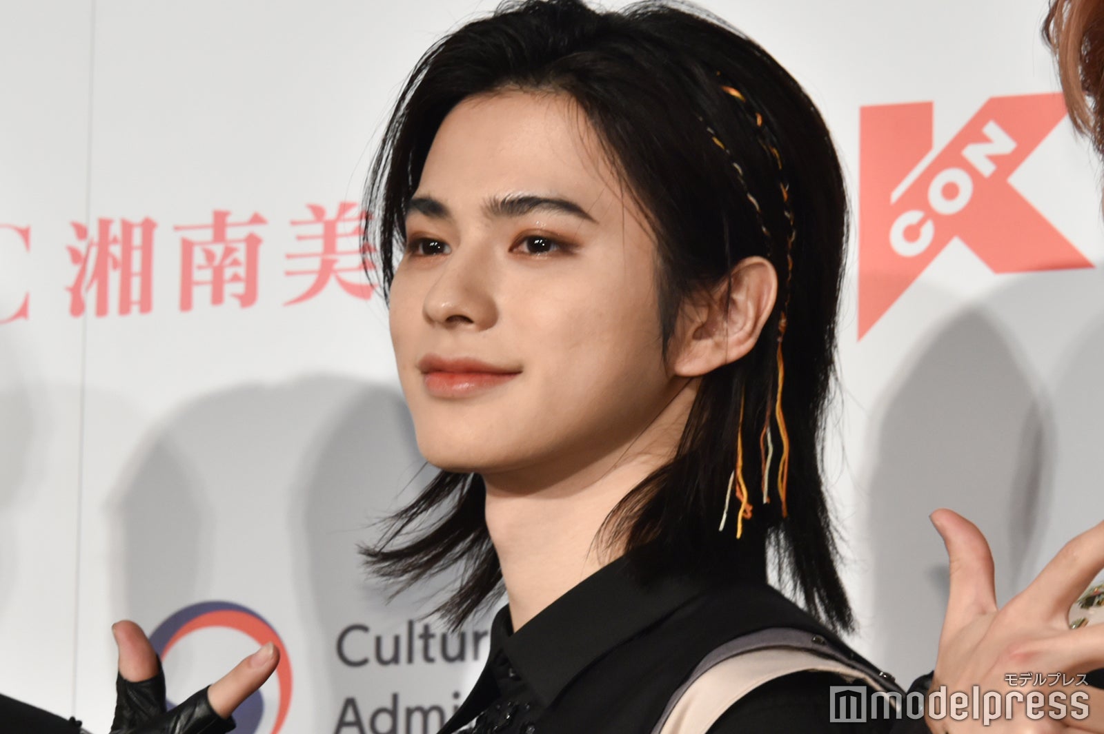 暗髪の松田迅（C）モデルプレス