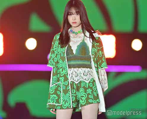 高橋ひかる、スラリ美脚に釘付け 色気たっぷりに“首こてん”<GirlsAward 2022 S/S>