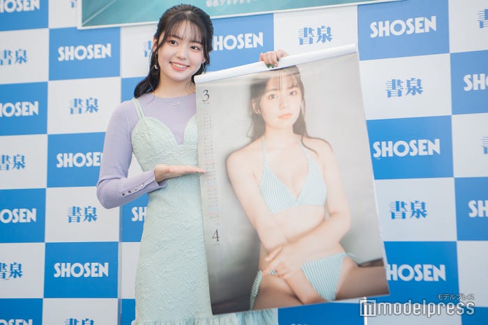 お気に入りを披露する松島かのん(C)モデルプレス