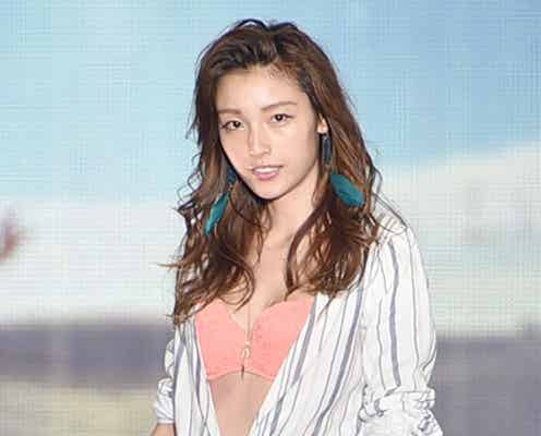 木下優樹菜、美バストあらわに“サマーガール”を体現