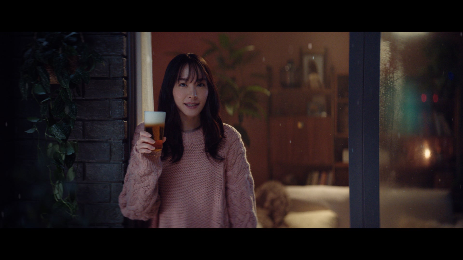 新垣結衣新CM「2022年もおつかれ生です」篇より（提供写真）