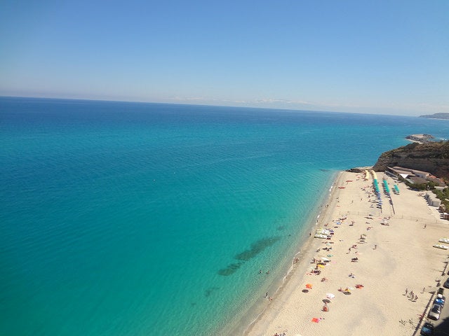 トロペーアのビーチ／Tropea by Apuane