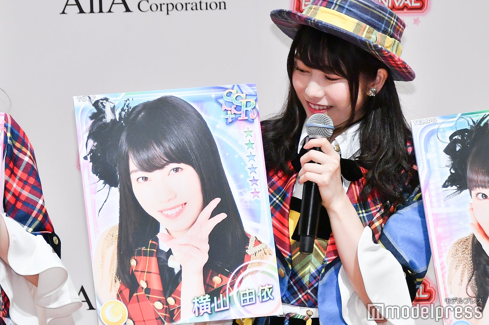 横山由依と特大パネル （C）モデルプレス