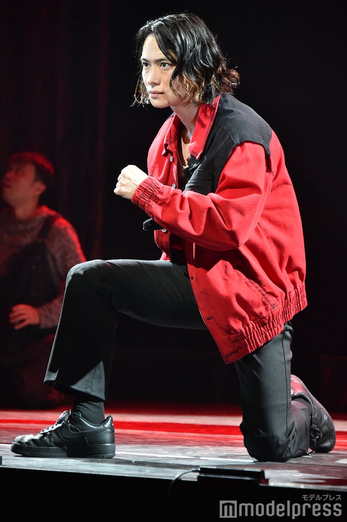 主人公を力強く、時にステージを大きく使いコミカルな演技を見せた戸塚祥太(舞台の様子)(C)モデルプレス