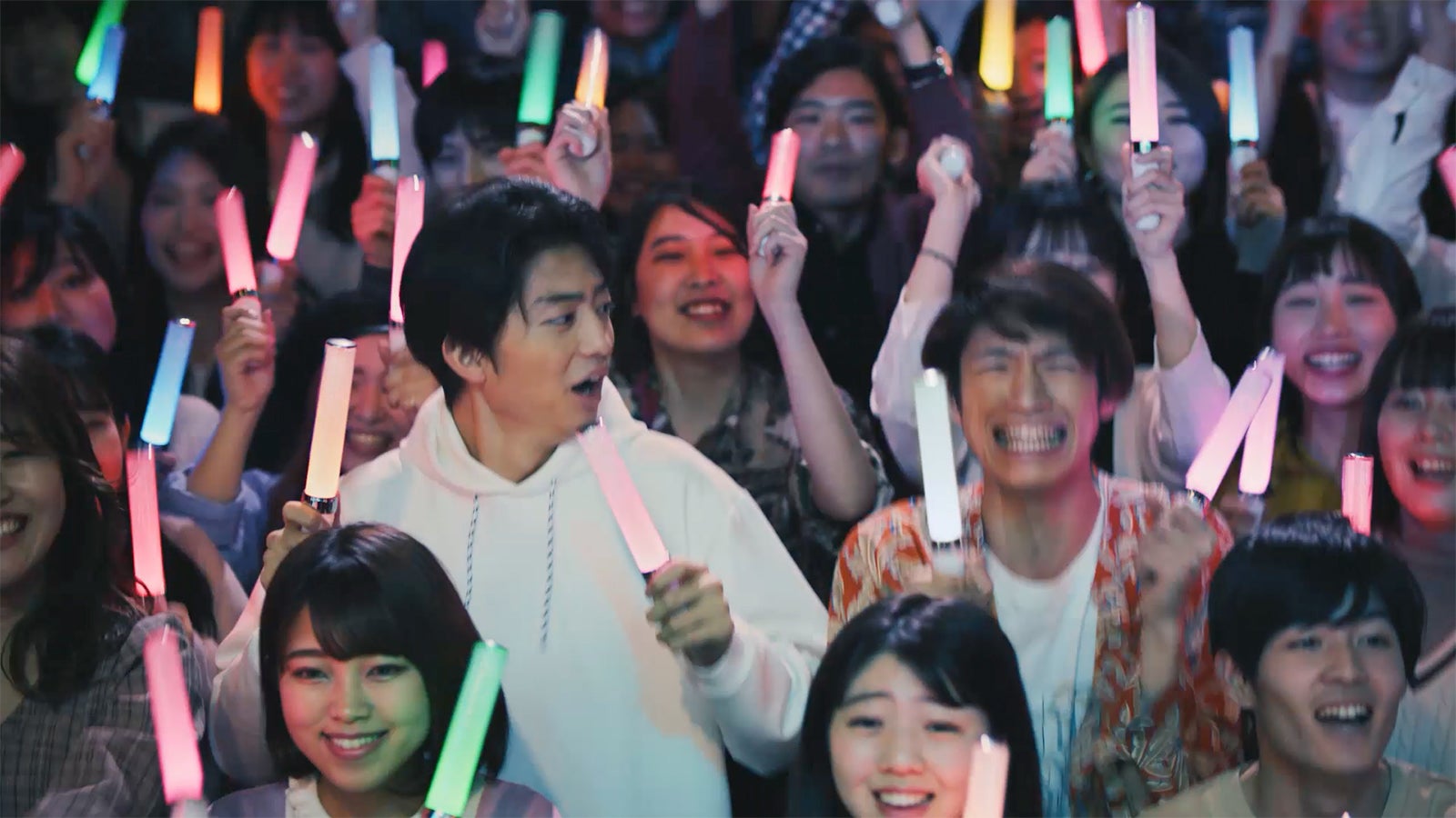 伊藤健太郎（左）／新TVCM「日向坂46」篇より（提供画像）