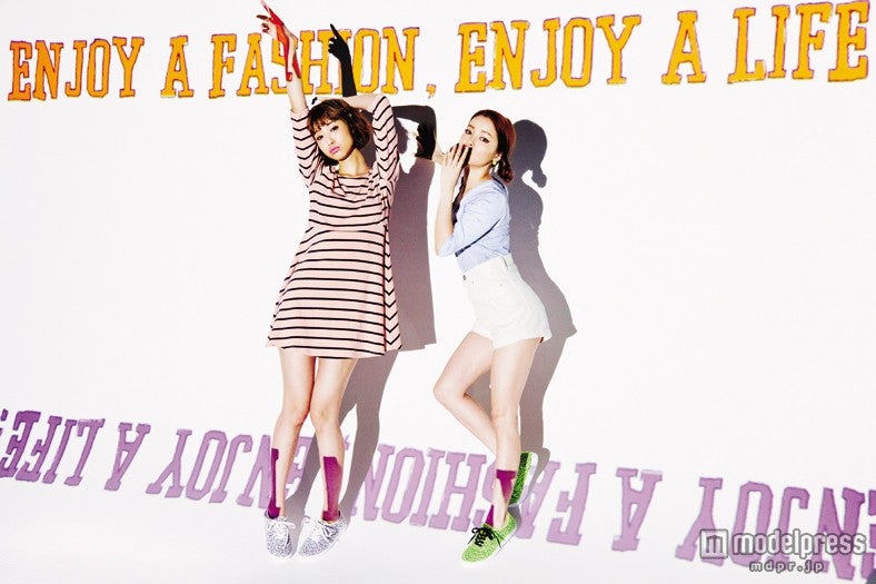 絶妙な肌見せでヘルシー美脚を実現／モデル：izu、尾崎紗代子（左から）