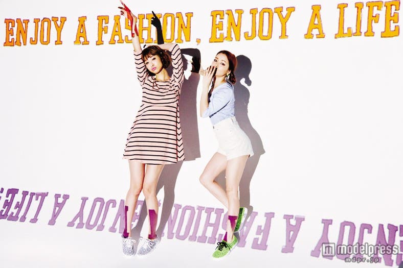 絶妙な肌見せでヘルシー美脚を実現/モデル:izu、尾崎紗代子(左から)