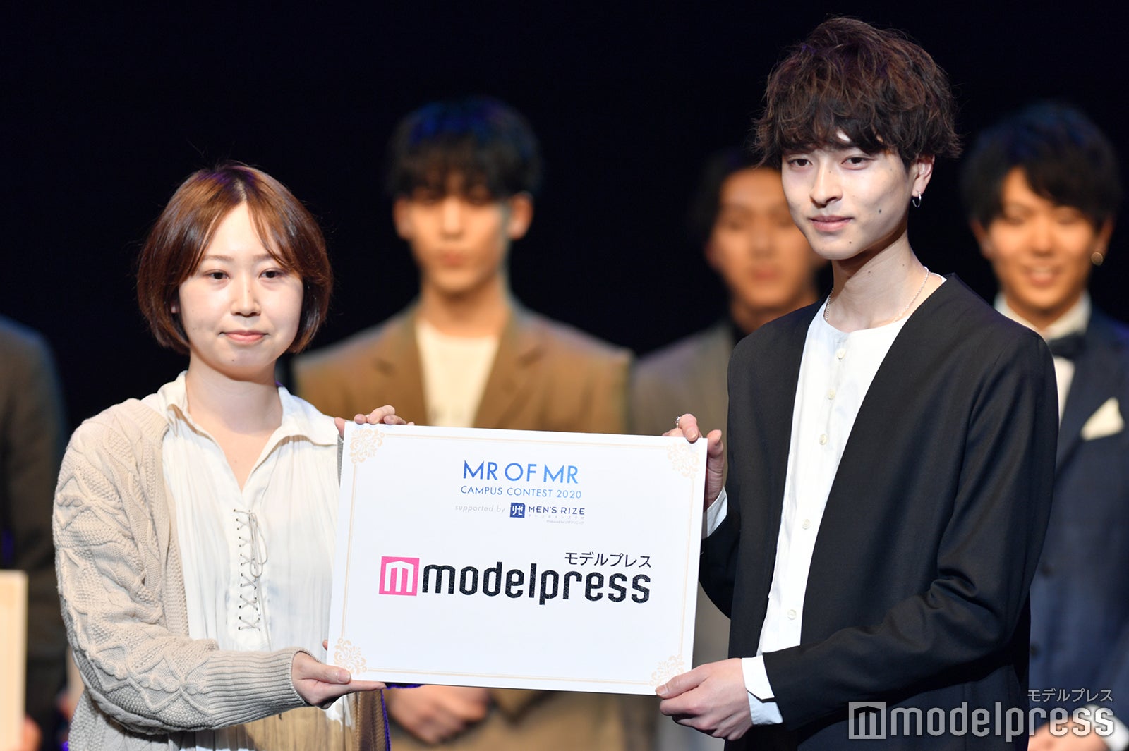 （右）新納侃さん（C）モデルプレス