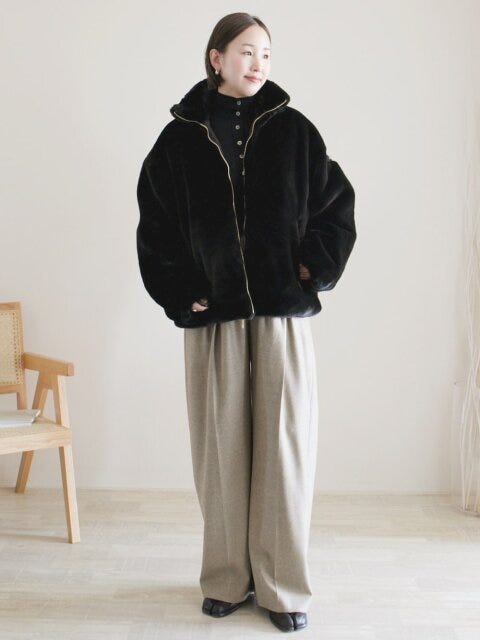 ブラックカジュアルコーデ 2025冬大人女性もこもこファーアウターブラックカジュアルコーデ
