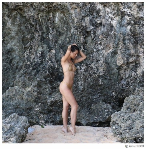 すみれ、ビキニで圧巻美ボディ大胆披露「腹筋すごすぎ」とファン絶賛