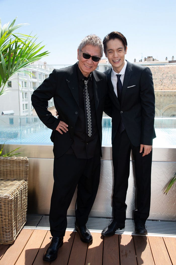 (左から)三池崇史監督、窪田正孝(c)Kazuko Wakayama