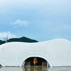 国道に突如あらわれる、真っ白な繭型のドーム(C)モデルプレス