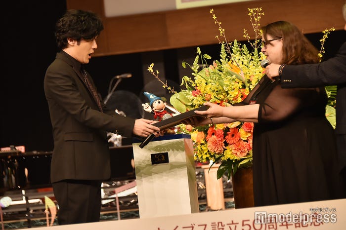 プレミアムな楽譜をプレゼントされ、大きな口を開けて驚く稲垣吾郎(C)モデルプレス