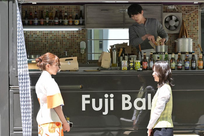 川口春奈、横浜流星、黒川智花「着飾る恋には理由があって」第5話より(C)TBS