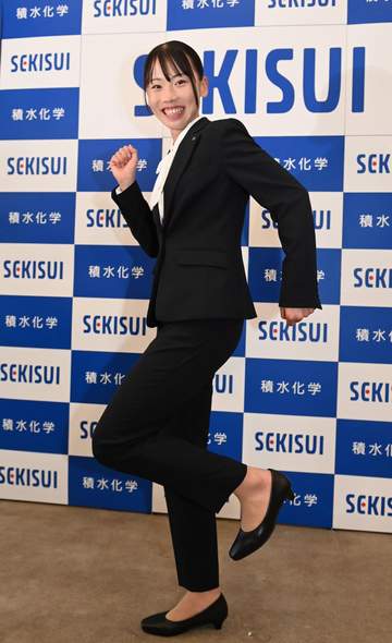 陸上女子800m日本記録保持者の久保凛が社会人の第一歩 初々しいスーツ姿で積水化学入社式に出席「『凛』とした、立派な大人に」「0.1秒でも自分の記録を更新したい」