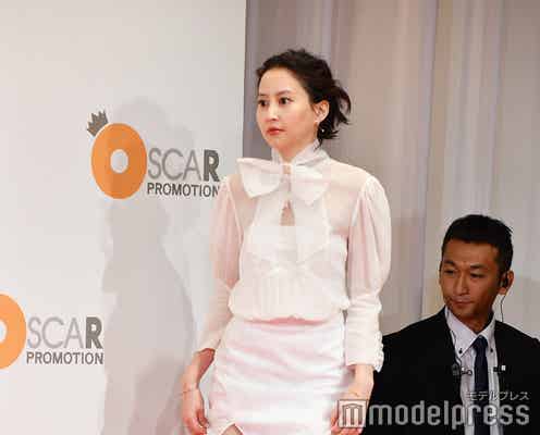 河北麻友子、大胆スリットで色白美脚あらわ 後輩に真剣アドバイス「一生懸命やれば誰かが見ている」