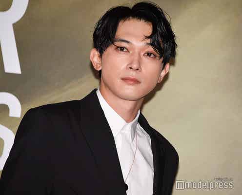 吉沢亮、変形スーツをクールに着こなし 質疑応答で可愛さ満点<クリスチャン・ディオール、夢のクチュリエ>