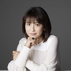 森高千里、52歳に! 美脚映えるミニスカ姿が「永遠のアイドル」「一向にオバサンになる気配のない森高さん…」と話題に