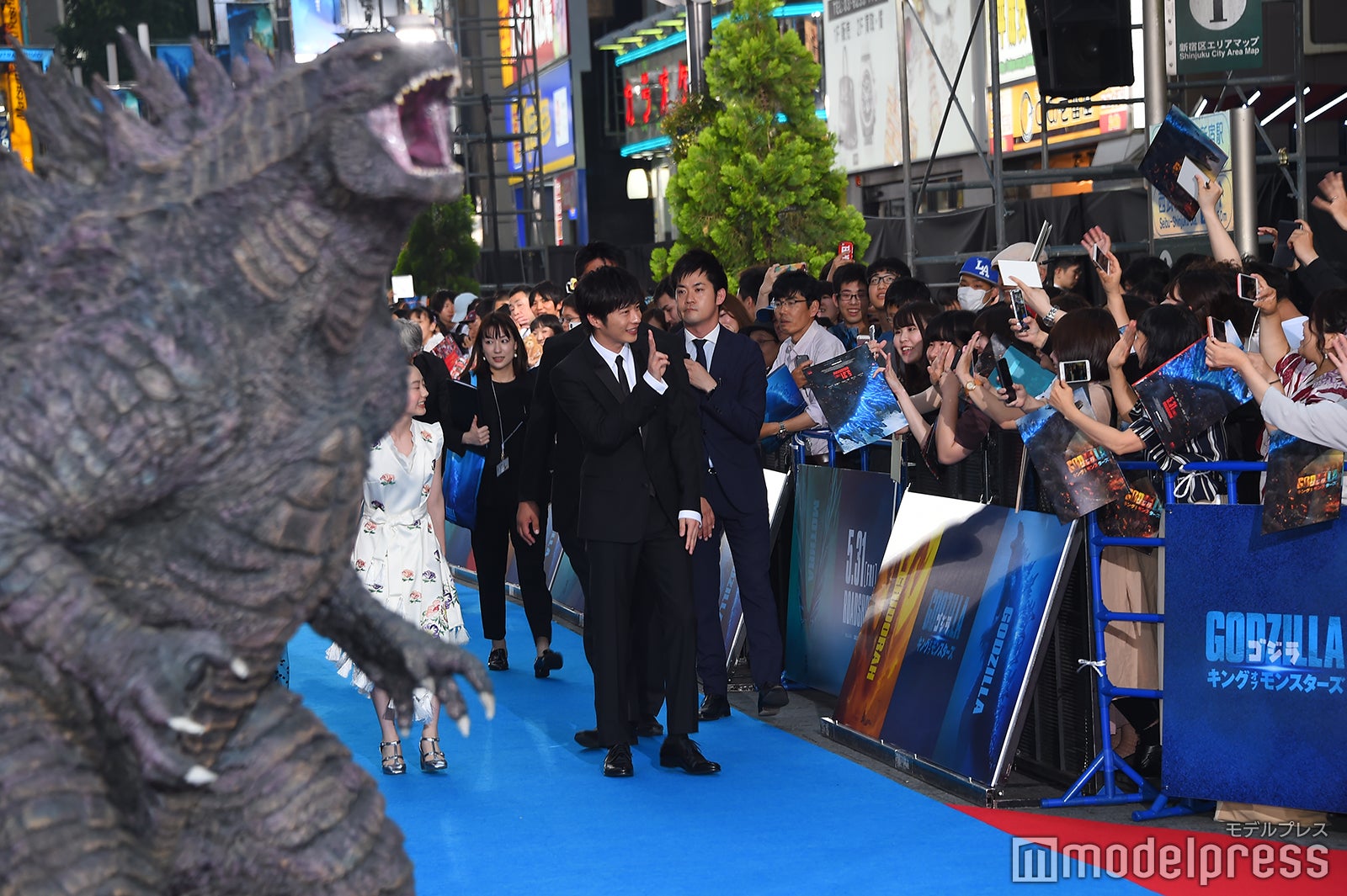 「圭くん～！」の歓声にピースで応える田中圭（C）モデルプレス