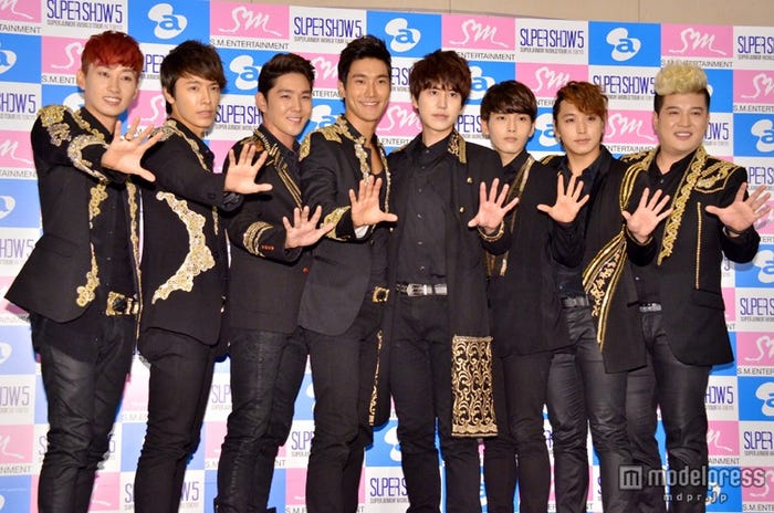SUPER JUNIOR(左から:ウニョク、ドンヘ、カンイン、シウォン、キュヒョン、リョウク、ソンミン、シンドン)