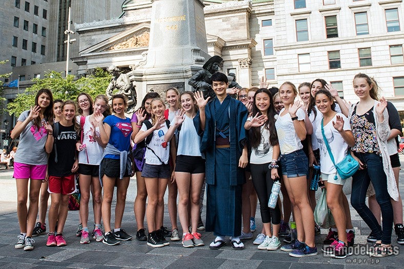 プラスダルム広場でカナダ女子中学生に囲まれる（C）2015 杉浦日向子・ＭＳ．ＨＳ／「合葬」製作委員会