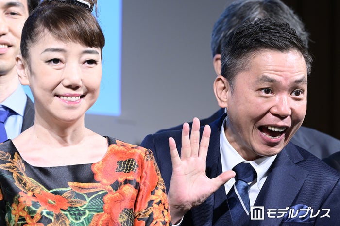 太田光＆太田光代夫妻、“アニバーサリーウェディングフォト”公開 還暦迎え真っ赤なドレス着こなし