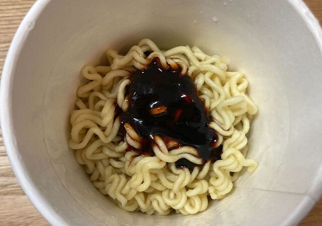 ダイソー　カップ麵　ブルダック炒め麺　