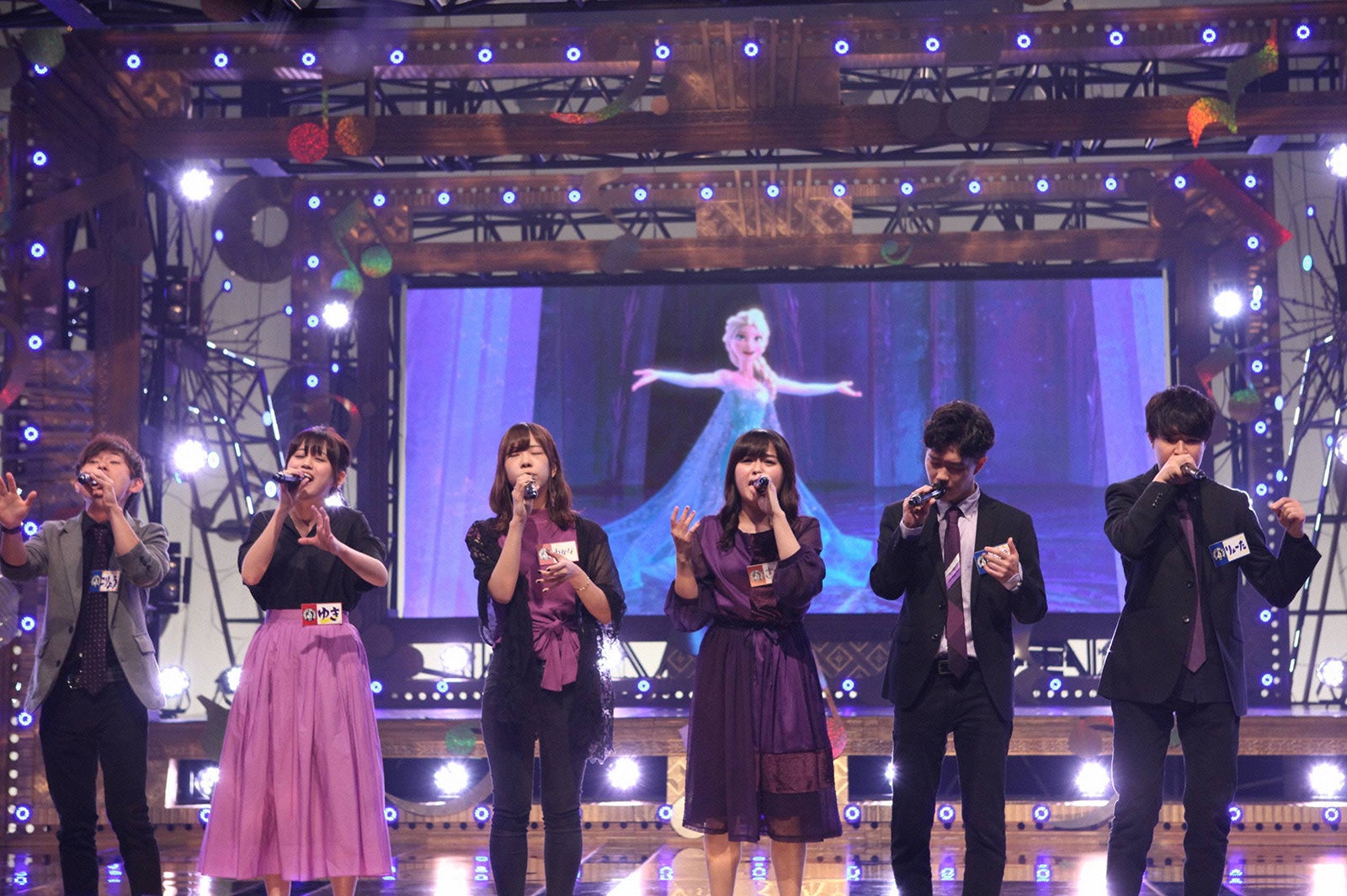 ディズニーソングを歌う出場者たち （C）フジテレビ