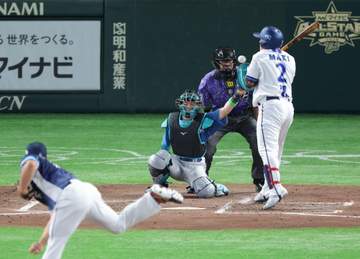 DeNA・牧の死球で騒然 インタビュー中の阪神・藤川監督も反応して一歩前へ 145キロが直撃で表情ゆがめながらも“男気ダッシュ”→ファンから拍手