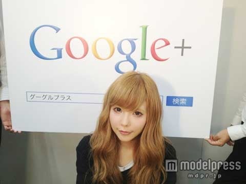 新曲発売日にファンと生チャットを行う益若つばさ