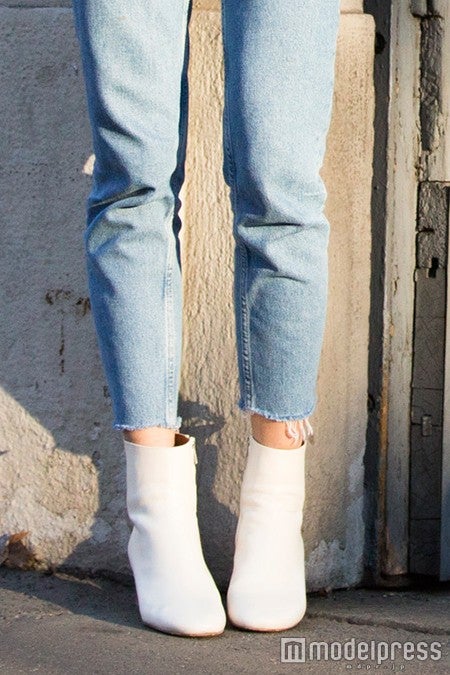 デニム×白の組み合わせで春先取り／photo：Getty Images