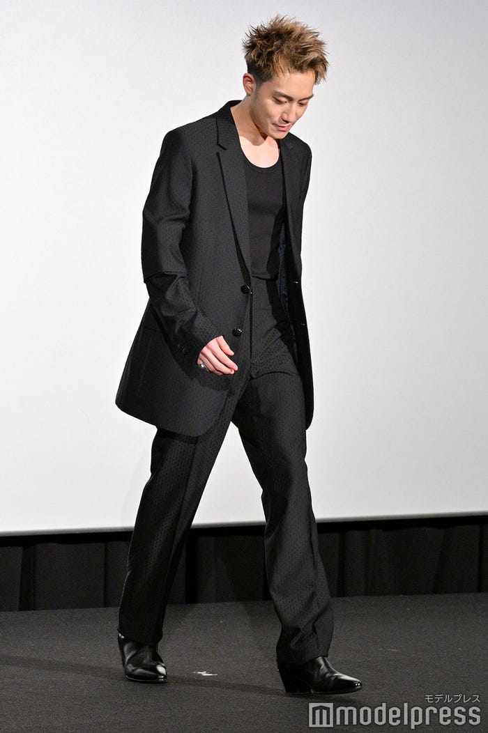 歩き方講座を再現する椿泰我(C)モデルプレス